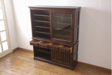 中古　九州民芸家具　カバ材　落ち着いた色合いが大人な雰囲気を醸し出す食器棚(収納棚、戸棚、キャビネット)(R-054359)