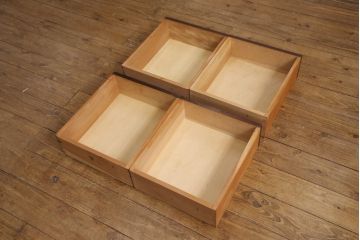 中古　九州民芸家具　カバ材　落ち着いた色合いが大人な雰囲気を醸し出す食器棚(収納棚、戸棚、キャビネット)(R-054359)