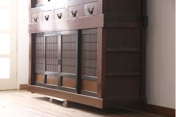 和製アンティーク　近江地方　七尺が珍しい!赤と黒のコントラストがお洒落な七尺水屋箪笥(収納棚、戸棚、食器棚、キャビネット)(R-054360)