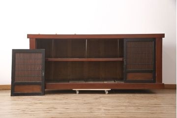和製アンティーク　近江地方　七尺が珍しい!赤と黒のコントラストがお洒落な水屋箪笥・下段(収納棚、戸棚、食器棚、サイドキャビネット)(R-054365)