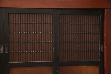 和製アンティーク　近江地方　七尺が珍しい!赤と黒のコントラストがお洒落な水屋箪笥・下段(収納棚、戸棚、食器棚、サイドキャビネット)(R-054365)