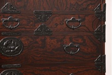 中古　超美品　岩谷堂箪笥　台輪・脚付きリメイク　和の趣を感じさせる渋い佇まいの箪笥サイドチェスト(衣装箪笥、引き出し、和タンス、収納箪笥)(R-054366)