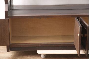 和製ビンテージ　特注品　民芸家具風　カフェなど店舗用におすすめ!シックな両面陳列棚(飾り棚、オープンラック、ヴィンテージ)(R-054368)
