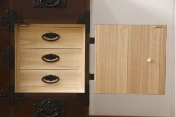中古　美品　国産手造り家具　和の趣あふれる民芸箪笥サイドボード(サイドチェスト、引き出し、収納箪笥、リビングボード)(R-054369)