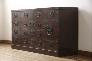 中古　美品　国産手造り家具　和の趣あふれる民芸箪笥サイドボード(サイドチェスト、引き出し、収納箪笥、リビングボード)(R-054369)