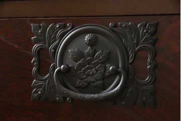 中古　美品　国産手造り家具　和の趣あふれる民芸箪笥サイドボード(サイドチェスト、引き出し、収納箪笥、リビングボード)(R-054369)