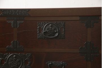 中古　美品　国産手造り家具　和の趣あふれる民芸箪笥サイドボード(サイドチェスト、引き出し、収納箪笥、リビングボード)(R-054369)