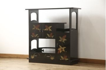 和製ビンテージ　凝ったつくりの取っ手が目を引く蒔絵風飾り棚(茶棚、戸棚、茶箪笥、ヴィンテージ)(R-054370)