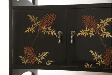 和製ビンテージ　凝ったつくりの取っ手が目を引く蒔絵風飾り棚(茶棚、戸棚、茶箪笥、ヴィンテージ)(R-054370)