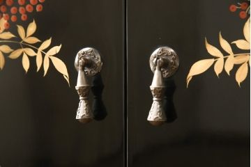 和製ビンテージ　凝ったつくりの取っ手が目を引く蒔絵風飾り棚(茶棚、戸棚、茶箪笥、ヴィンテージ)(R-054370)