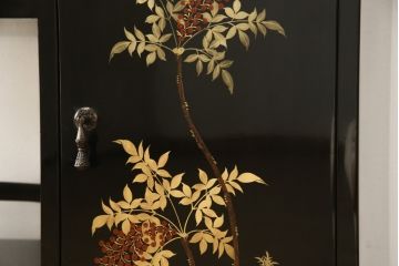 和製ビンテージ　凝ったつくりの取っ手が目を引く蒔絵風飾り棚(茶棚、戸棚、茶箪笥、ヴィンテージ)(R-054370)