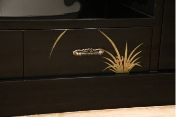 和製ビンテージ　凝ったつくりの取っ手が目を引く蒔絵風飾り棚(茶棚、戸棚、茶箪笥、ヴィンテージ)(R-054370)