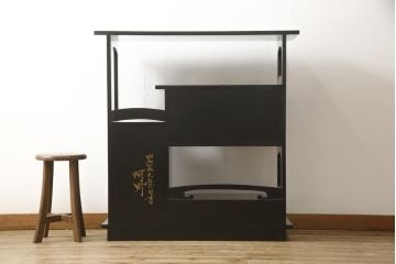 和製ビンテージ　凝ったつくりの取っ手が目を引く蒔絵風飾り棚(茶棚、戸棚、茶箪笥、ヴィンテージ)(R-054370)
