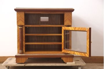 中古　イタリア高級家具　Mobili d'arte　幾何学模様を描くような天板が美しいサイドテーブル(戸棚、収納棚、サイドキャビネット)(R-054371)