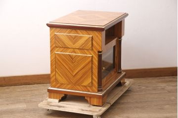 中古　イタリア高級家具　Mobili d'arte　幾何学模様を描くような天板が美しいサイドテーブル(戸棚、収納棚、サイドキャビネット)(R-054371)
