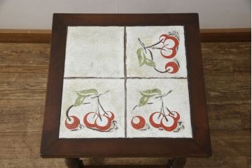 希少!　中古美品　特注品　松本民芸家具　さくらんぼの絵柄がかわいらしいタイルトップサイドテーブル(ローテーブル、センターテーブル)(R-054391)
