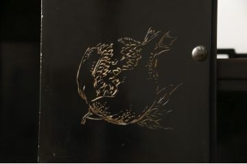 大正時代アンティーク　立派な蒔絵入り　味のある佇まいが魅力的な飾り棚(茶棚、茶箪笥、戸棚)(R-054392)