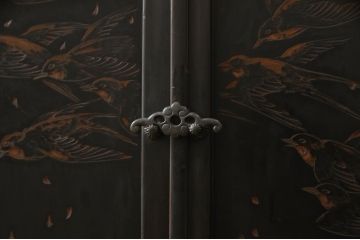 大正時代アンティーク　立派な蒔絵入り　味のある佇まいが魅力的な飾り棚(茶棚、茶箪笥、戸棚)(R-054392)