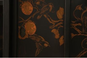 大正時代アンティーク　立派な蒔絵入り　味のある佇まいが魅力的な飾り棚(茶棚、茶箪笥、戸棚)(R-054392)