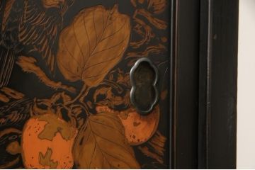 大正時代アンティーク　立派な蒔絵入り　味のある佇まいが魅力的な飾り棚(茶棚、茶箪笥、戸棚)(R-054392)