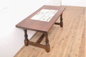 中古　特注品　松本民芸家具　さくらんぼの絵柄がかわいらしいタイルトップテーブル(作業台、センターテーブル、リビングテーブル)(R-054395)