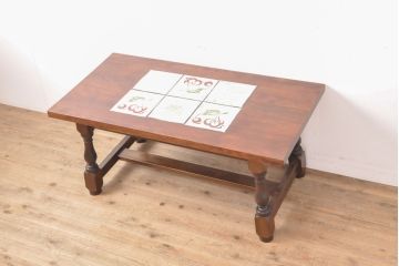中古　特注品　松本民芸家具　さくらんぼの絵柄がかわいらしいタイルトップテーブル(作業台、センターテーブル、リビングテーブル)(R-054395)