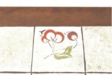 中古　特注品　松本民芸家具　さくらんぼの絵柄がかわいらしいタイルトップテーブル(作業台、センターテーブル、リビングテーブル)(R-054395)