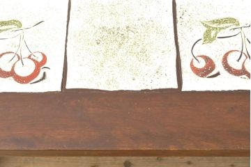中古　特注品　松本民芸家具　さくらんぼの絵柄がかわいらしいタイルトップテーブル(作業台、センターテーブル、リビングテーブル)(R-054395)