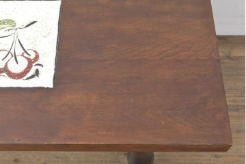 中古　特注品　松本民芸家具　さくらんぼの絵柄がかわいらしいタイルトップテーブル(作業台、センターテーブル、リビングテーブル)(R-054395)