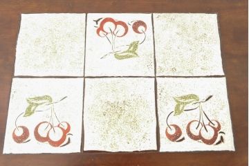 中古　特注品　松本民芸家具　さくらんぼの絵柄がかわいらしいタイルトップテーブル(作業台、センターテーブル、リビングテーブル)(R-054395)