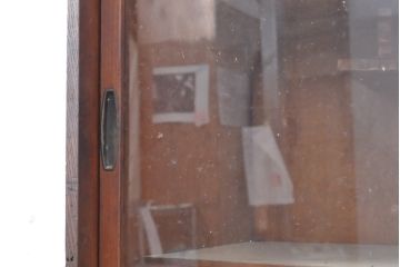 和製アンティーク　三方ケヤキ材　レトロな佇まいに和の趣を感じる二段重ね茶箪笥(食器棚、収納棚、戸棚)(R-054396)