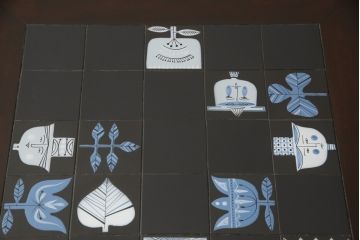 中古　美品　松本民芸家具　特注　ユニークな絵柄のタイルがかわいらしいタイルトップダイニングテーブル(2人掛け、作業台)(R-054401)