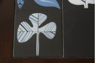 中古　美品　松本民芸家具　特注　ユニークな絵柄のタイルがかわいらしいタイルトップダイニングテーブル(2人掛け、作業台)(R-054401)