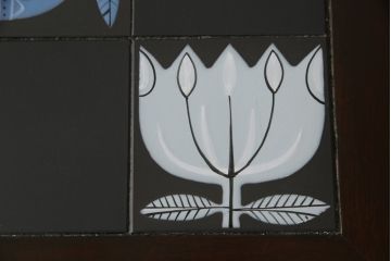 中古　美品　松本民芸家具　特注　ユニークな絵柄のタイルがかわいらしいタイルトップダイニングテーブル(2人掛け、作業台)(R-054401)