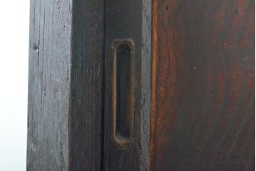 和製アンティーク　前面栗材・ケヤキ材(欅)　長い歴史の趣が刻まれた関東水屋箪笥・上段(時代箪笥、収納棚、戸棚、キャビネット、食器棚、リビングボード、サイドボード)(R-054403)