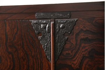 中古　美品　伝統民芸家具　岩谷堂箪笥　天板・脚付きリメイク　力強い木目が目を引く衣装盆付きサイドボード(引き出し、着物箪笥、衣装タンス、収納箪笥)(R-054415)