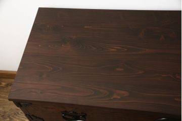 中古　美品　伝統民芸家具　岩谷堂箪笥　天板リメイク　力強い木目で和の趣あふれるサイドボード(ローチェスト、引き出し、リビングボード、衣装箪笥)(R-054416)