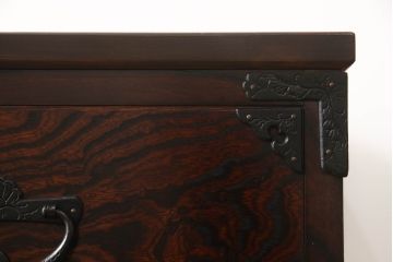 中古　美品　伝統民芸家具　岩谷堂箪笥　天板リメイク　力強い木目で和の趣あふれるサイドボード(ローチェスト、引き出し、リビングボード、衣装箪笥)(R-054416)