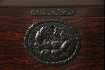 中古　美品　伝統民芸家具　岩谷堂箪笥　天板リメイク　力強い木目で和の趣あふれるサイドボード(ローチェスト、引き出し、リビングボード、衣装箪笥)(R-054416)