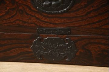 中古　美品　伝統民芸家具　岩谷堂箪笥　天板リメイク　力強い木目で和の趣あふれるサイドボード(ローチェスト、引き出し、リビングボード、衣装箪笥)(R-054416)