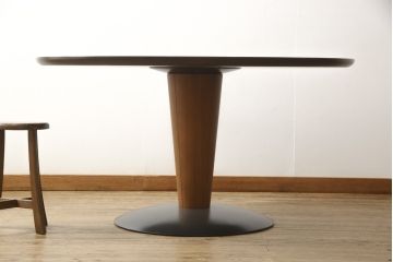 中古　美品　arflex(アルフレックス)　ステーションチェントロ(STATION CENTRO)　シンプルで洗練された佇まいのダイニングテーブル(定価約45万円)(ラウンドテーブル、丸テーブル)(R-054420)