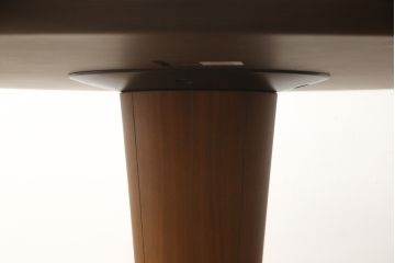 中古　美品　arflex(アルフレックス)　ステーションチェントロ(STATION CENTRO)　シンプルで洗練された佇まいのダイニングテーブル(定価約45万円)(ラウンドテーブル、丸テーブル)(R-054420)