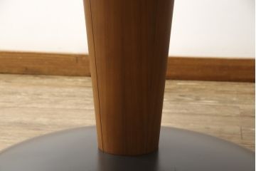 中古　美品　arflex(アルフレックス)　ステーションチェントロ(STATION CENTRO)　シンプルで洗練された佇まいのダイニングテーブル(定価約45万円)(ラウンドテーブル、丸テーブル)(R-054420)