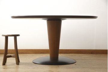 中古　美品　arflex(アルフレックス)　ステーションチェントロ(STATION CENTRO)　シンプルで洗練された佇まいのダイニングテーブル(定価約45万円)(ラウンドテーブル、丸テーブル)(R-054420)
