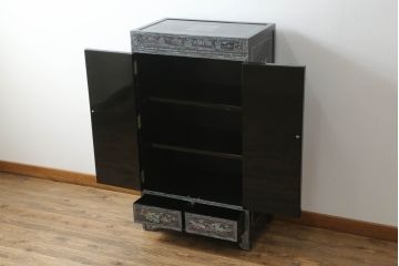 中古　韓国民芸家具　隅々まで施された螺鈿細工が華やかな収納棚(定価約85万円)(戸棚、キャビネット)(R-054422)