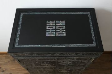 中古　韓国民芸家具　隅々まで施された螺鈿細工が華やかな収納棚(定価約85万円)(戸棚、キャビネット)(R-054422)