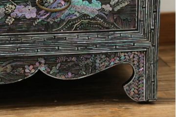 中古　韓国民芸家具　隅々まで施された螺鈿細工が華やかな収納棚(定価約85万円)(戸棚、キャビネット)(R-054422)
