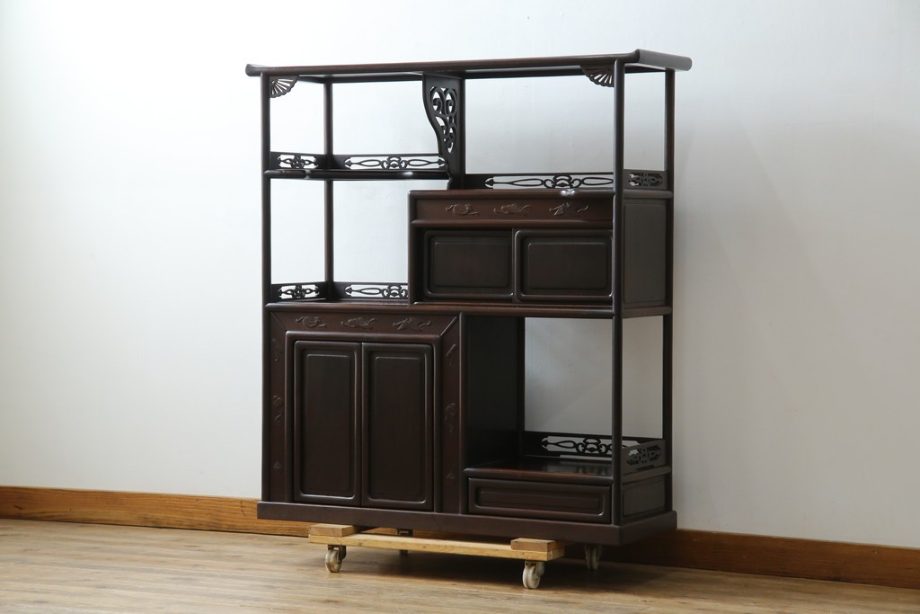 和製アンティーク　上手物!　漆塗り　指物　紫檀(シタン)材　細やかな透かし彫りが目を引く飾り棚　(R-054424)