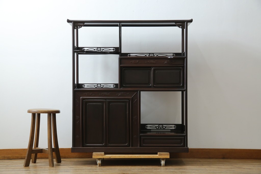 和製アンティーク　上手物!　漆塗り　指物　紫檀(シタン)材　細やかな透かし彫りが目を引く飾り棚　(R-054424)