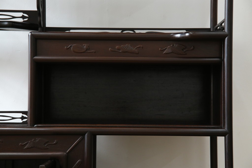 和製アンティーク　上手物!　漆塗り　指物　紫檀(シタン)材　細やかな透かし彫りが目を引く飾り棚　(R-054424)